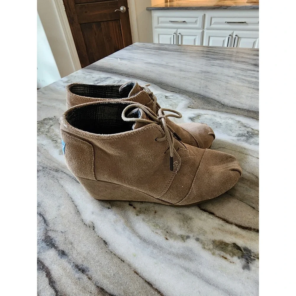 TOMS‎ Desert Wedge Ankle Booties Womens 8 Taupe Tan Suede Lace Up Chukka Boots